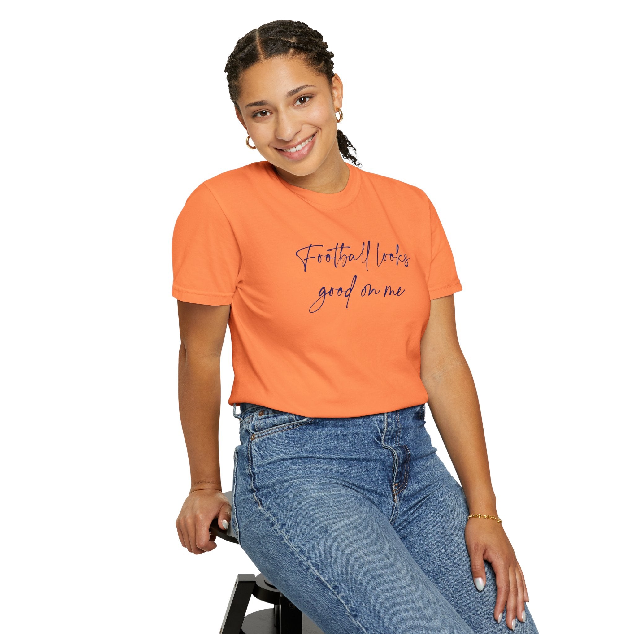 T‑Shirt “Football Looks Good On Me” Script Graphic Tee