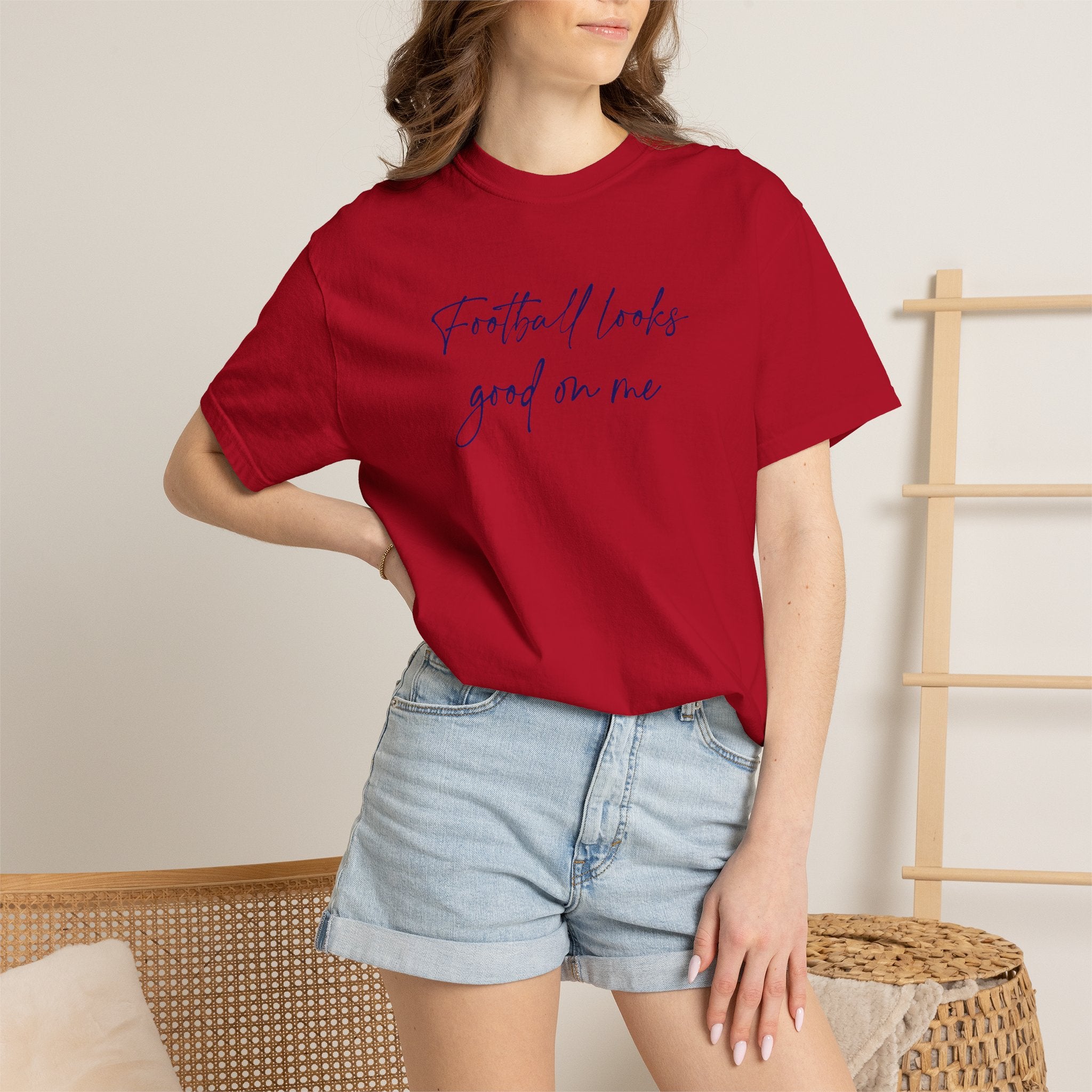 T‑Shirt “Football Looks Good On Me” Script Graphic Tee
