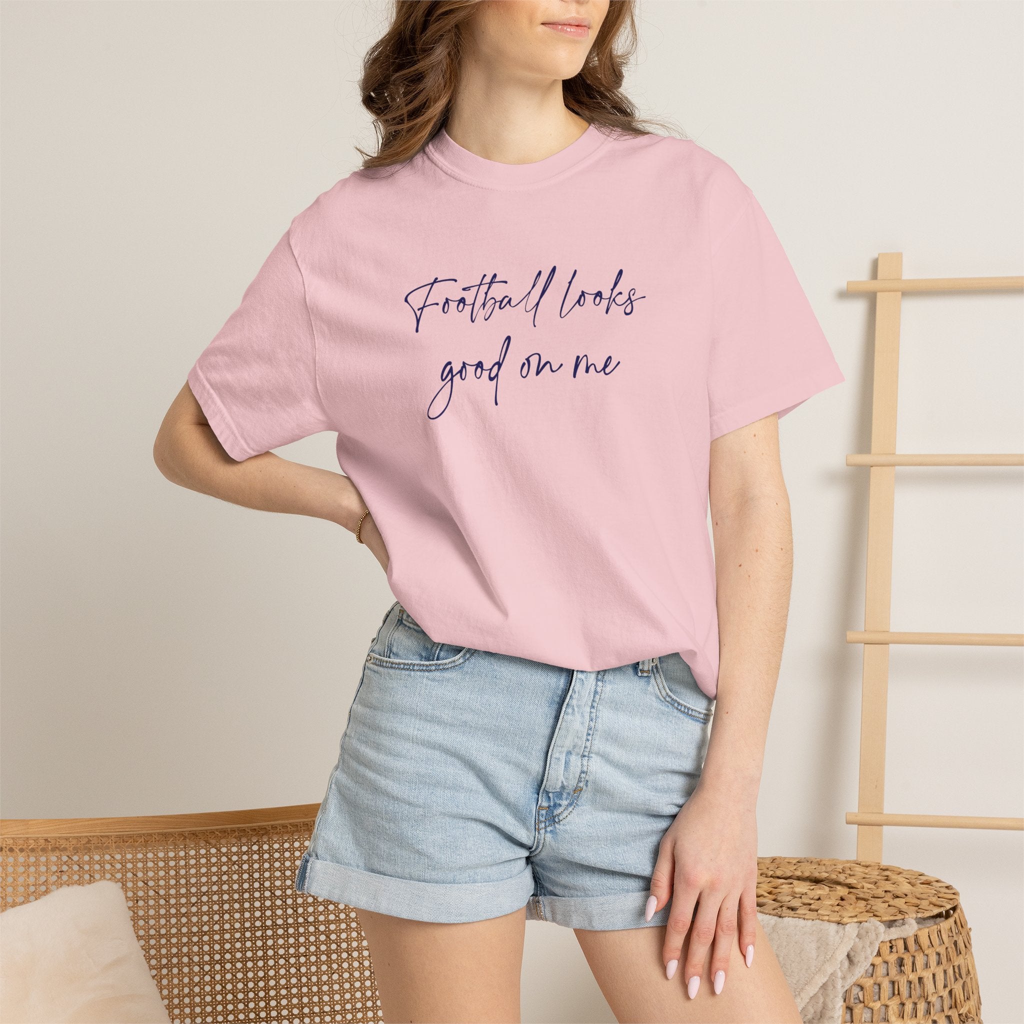 T‑Shirt “Football Looks Good On Me” Script Graphic Tee