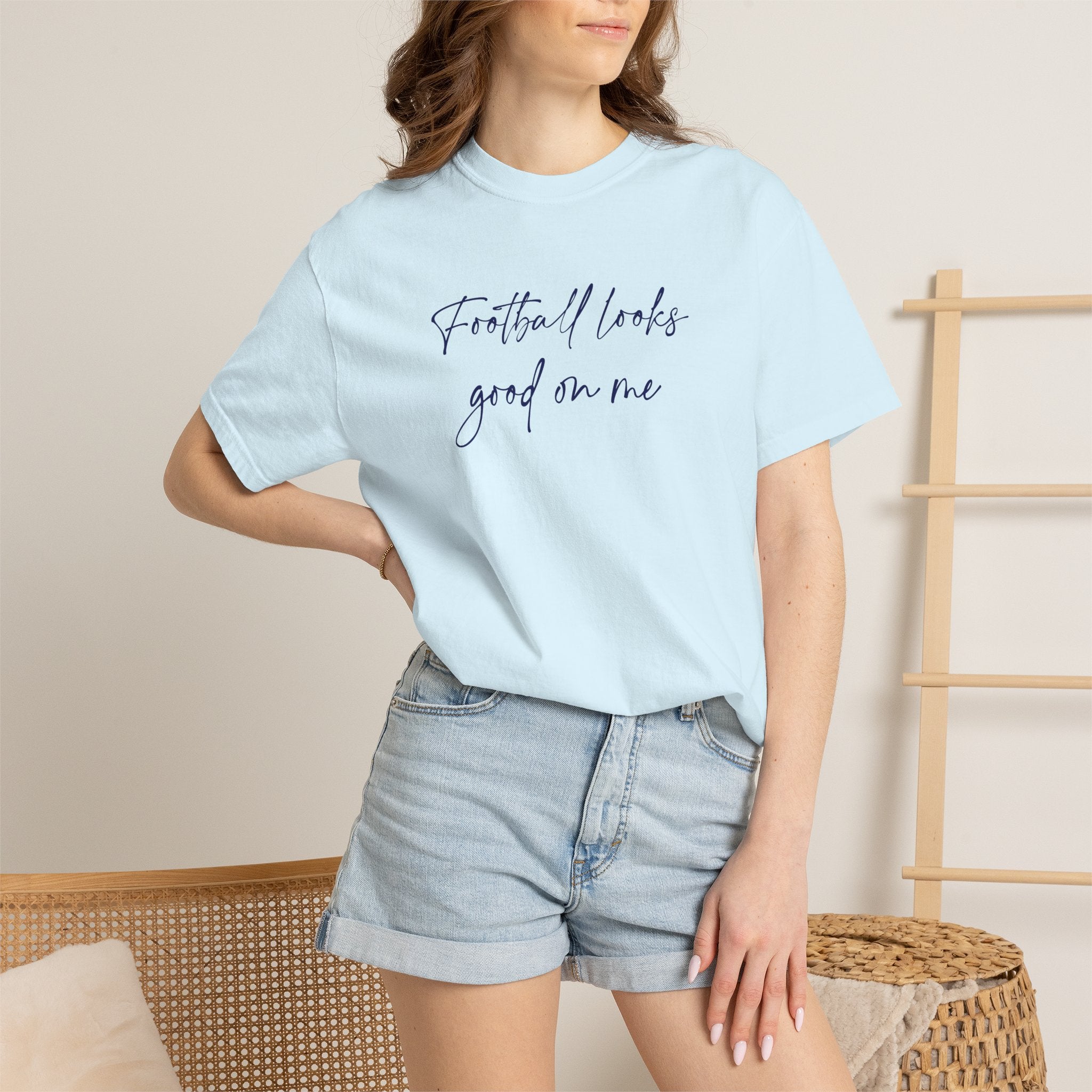 T‑Shirt “Football Looks Good On Me” Script Graphic Tee
