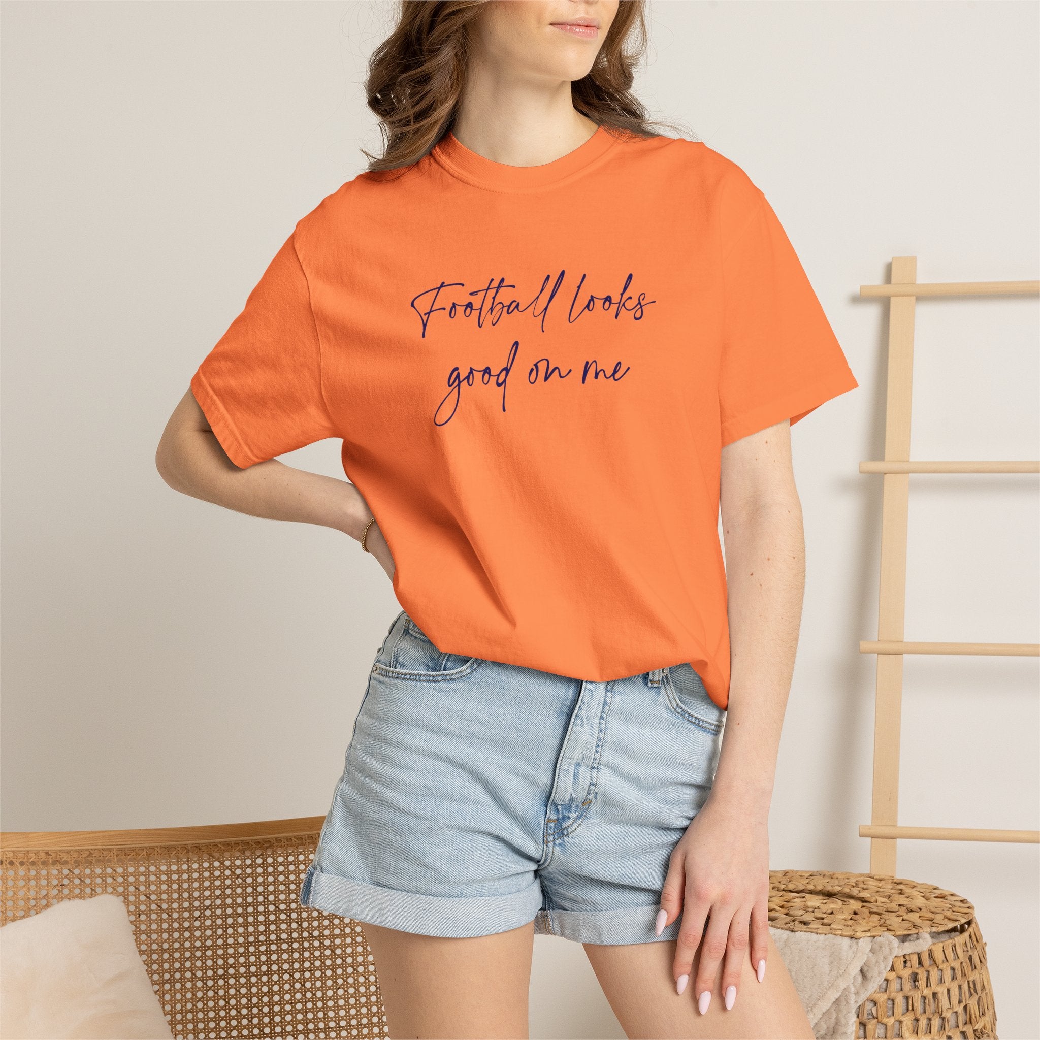 T‑Shirt “Football Looks Good On Me” Script Graphic Tee